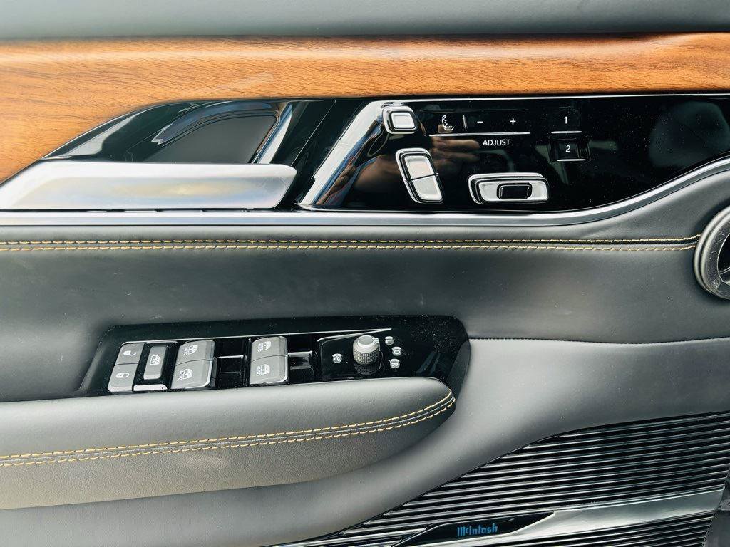 New 2024 Jeep Grand Wagoneer Series III AWD/4WD image 17