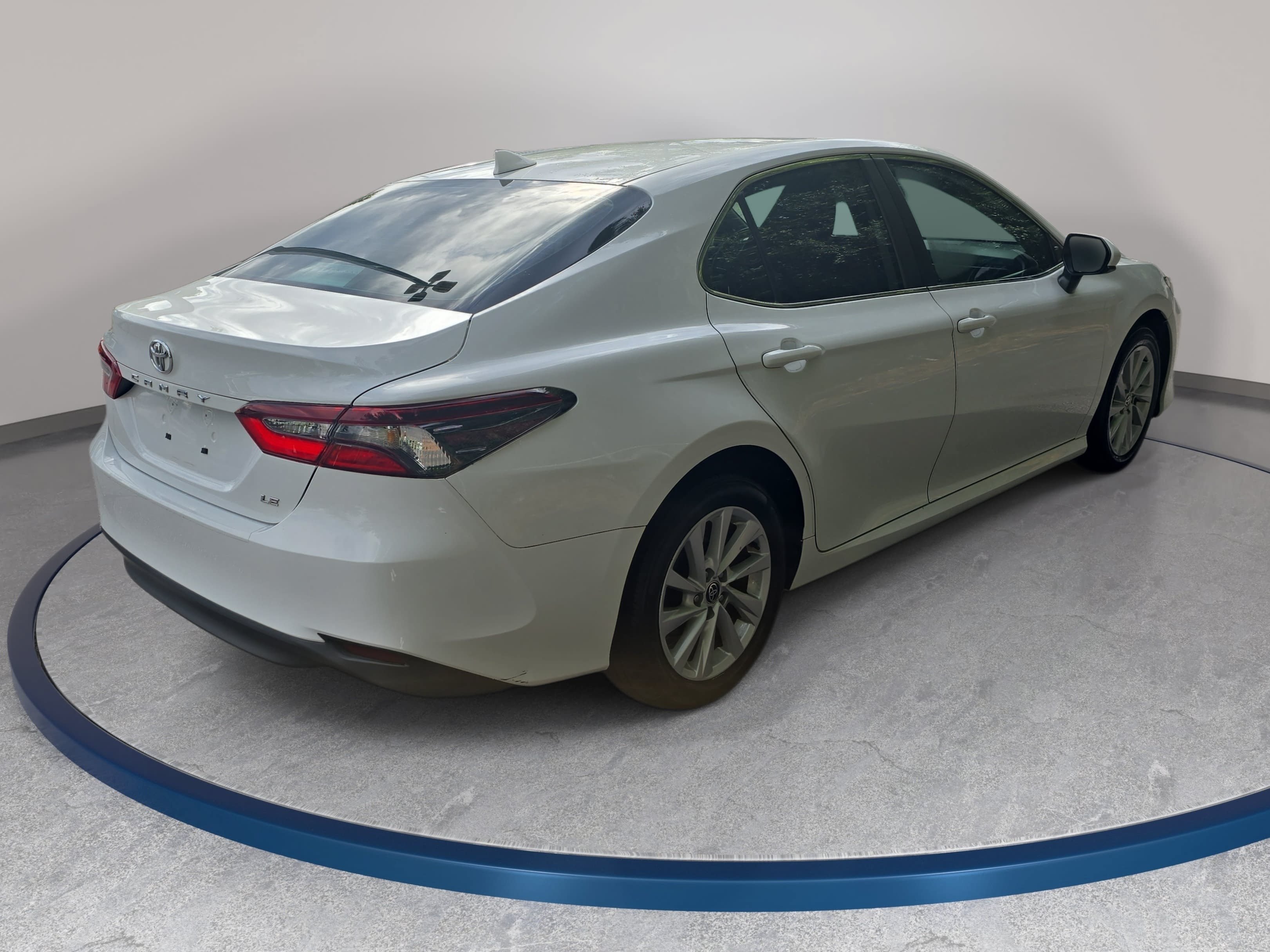 Used 2022 Toyota Camry LE FWD image 5