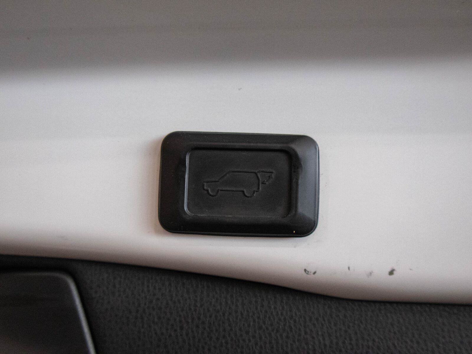 Used 2019 Toyota RAV4 XLE Premium FWD image 25