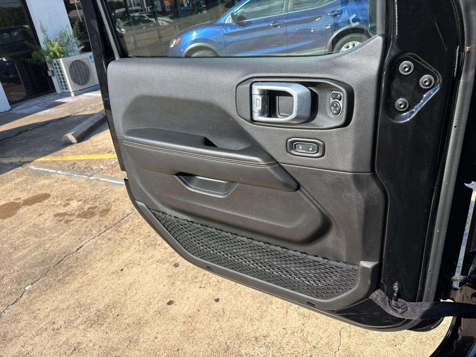 Used 2025 Jeep Wrangler Sahara image 20