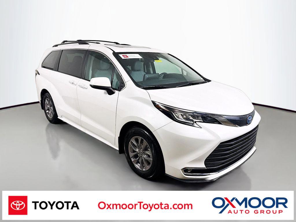 Certified 2022 Toyota Sienna XLE FWD image 1