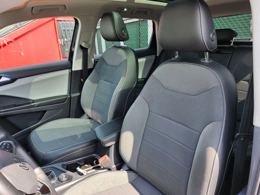 Certified 2022 Volkswagen Taos SE w/ Panoramic Sunroof Package image 12