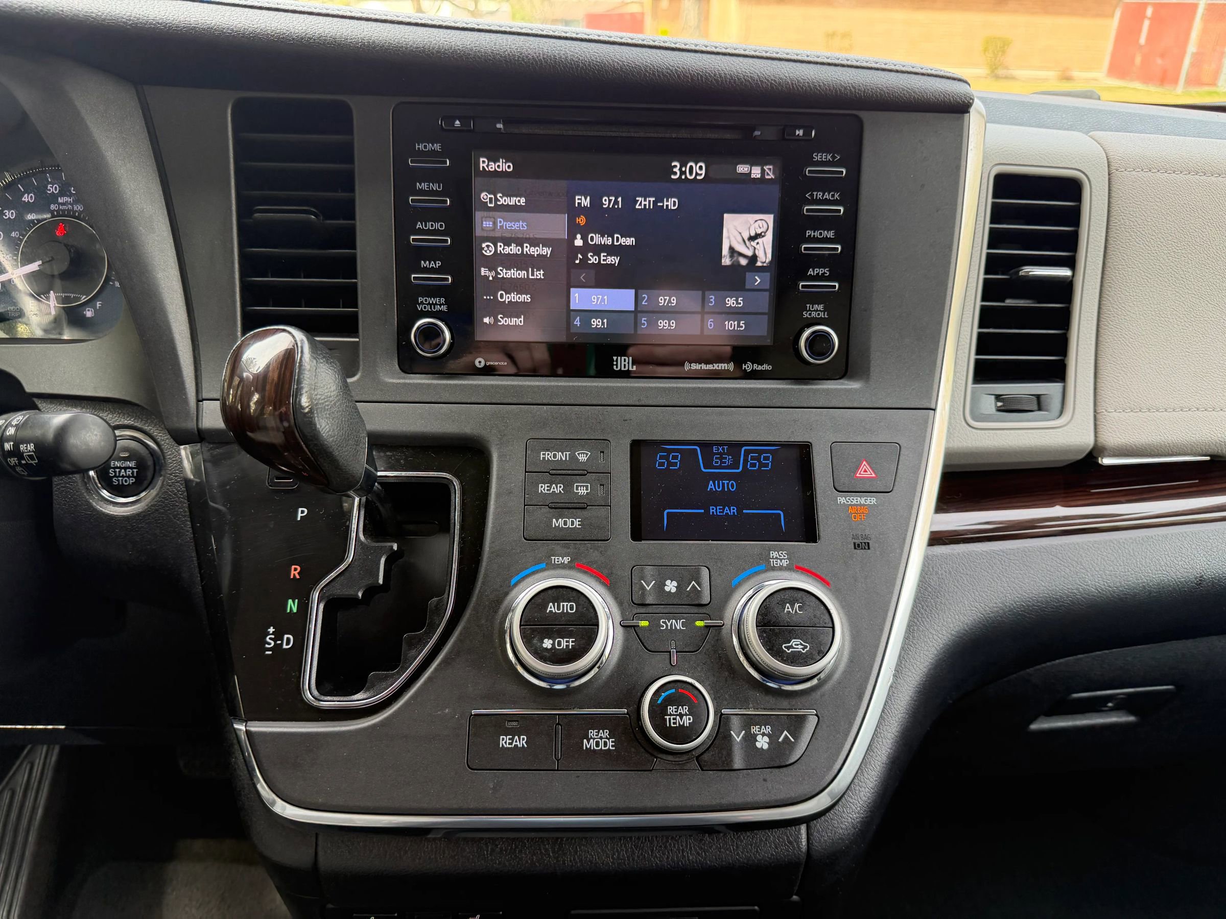 Used 2018 Toyota Sienna Limited Premium image 29