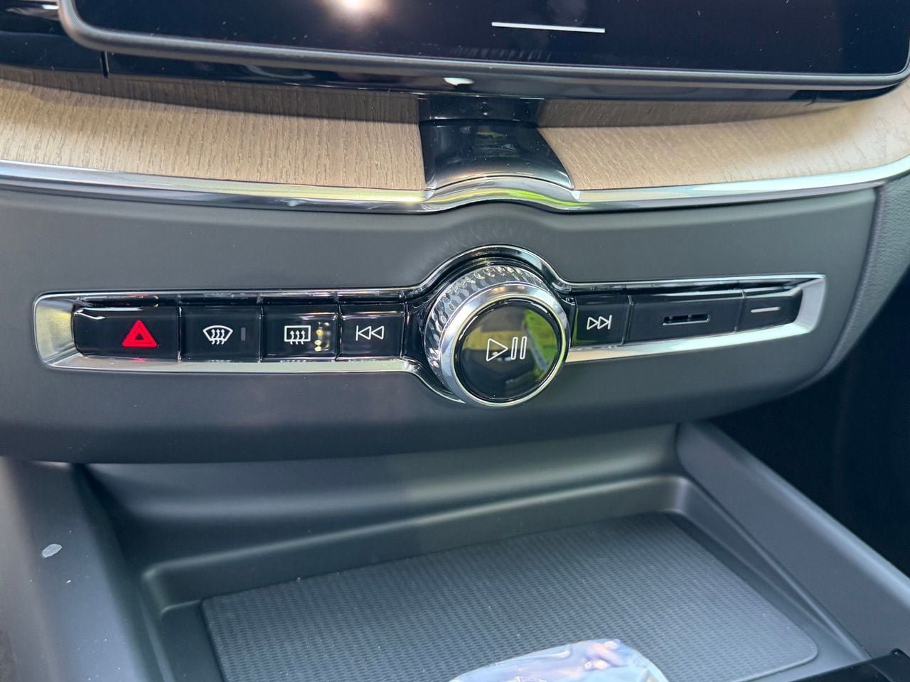 New 2027 Volvo XC60 B5 Plus AWD/4WD image 11
