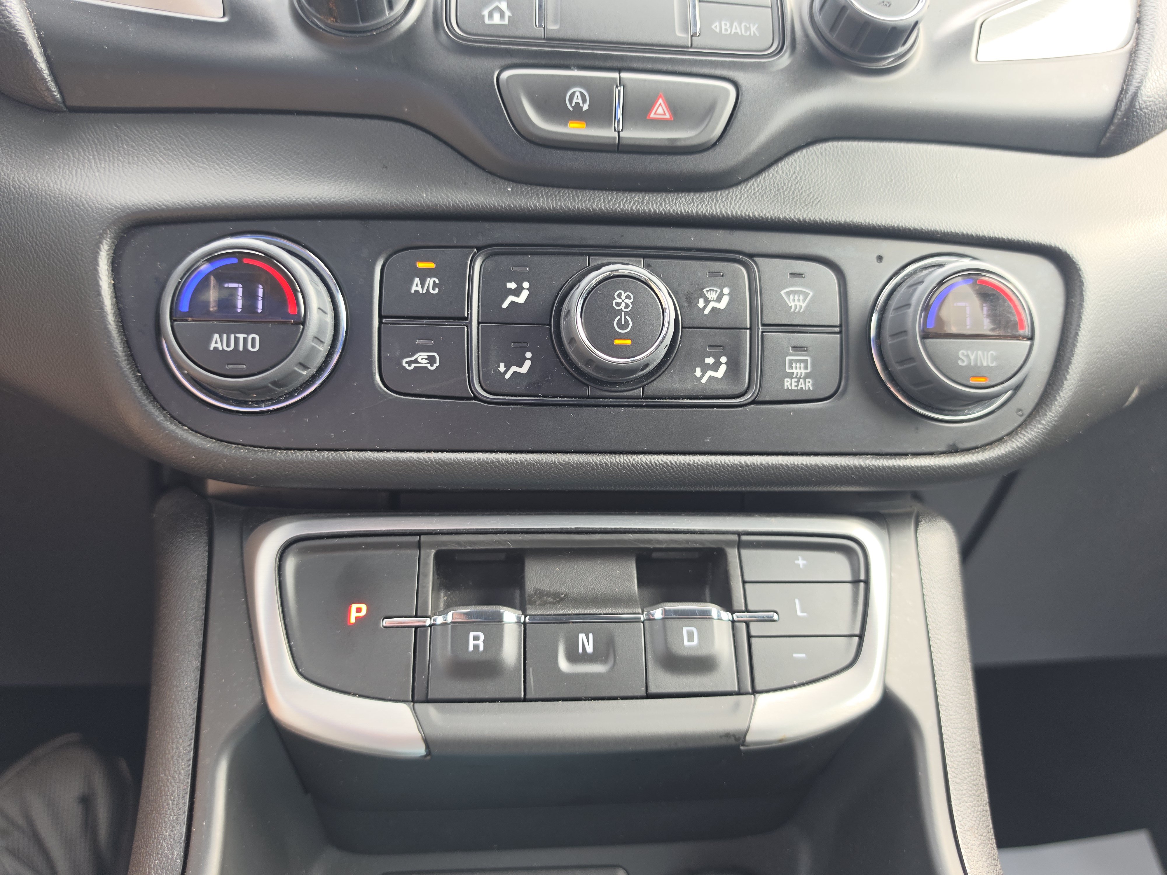Used 2024 GMC Terrain SLT AWD/4WD image 30