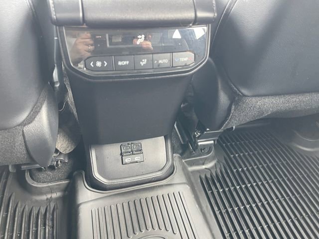 Used 2024 Toyota Highlander XLE image 28