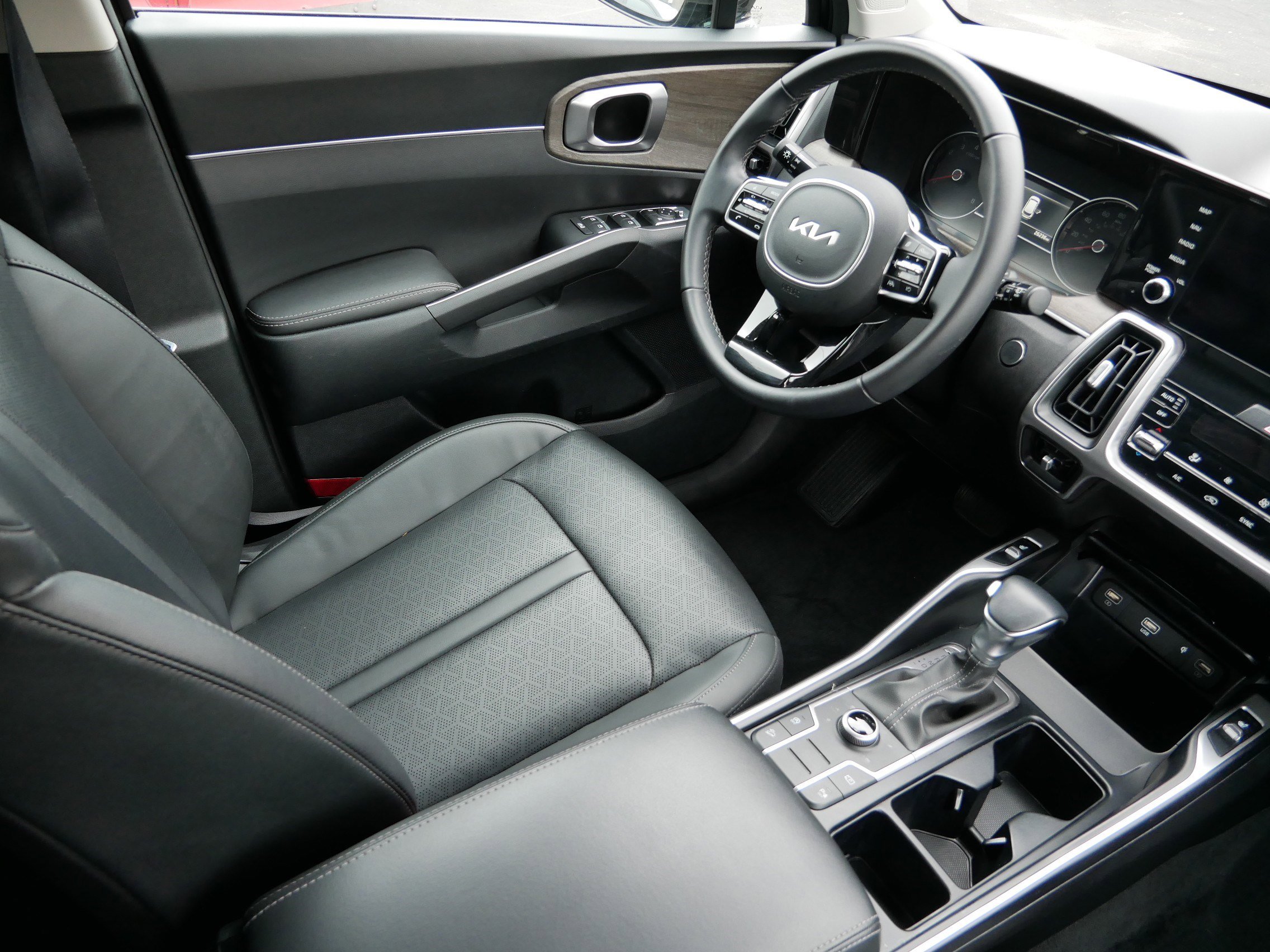 Used 2023 Kia Sorento S w/ Panoramic Sunroof Package image 9