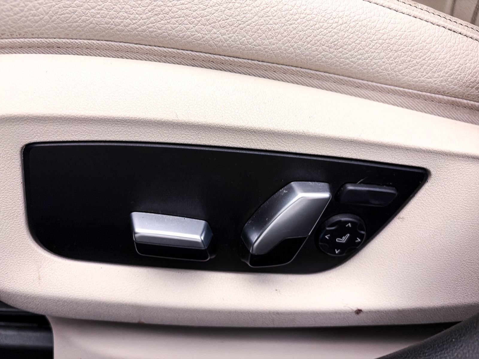 Used 2019 BMW 540i w/ Executive Package image 14