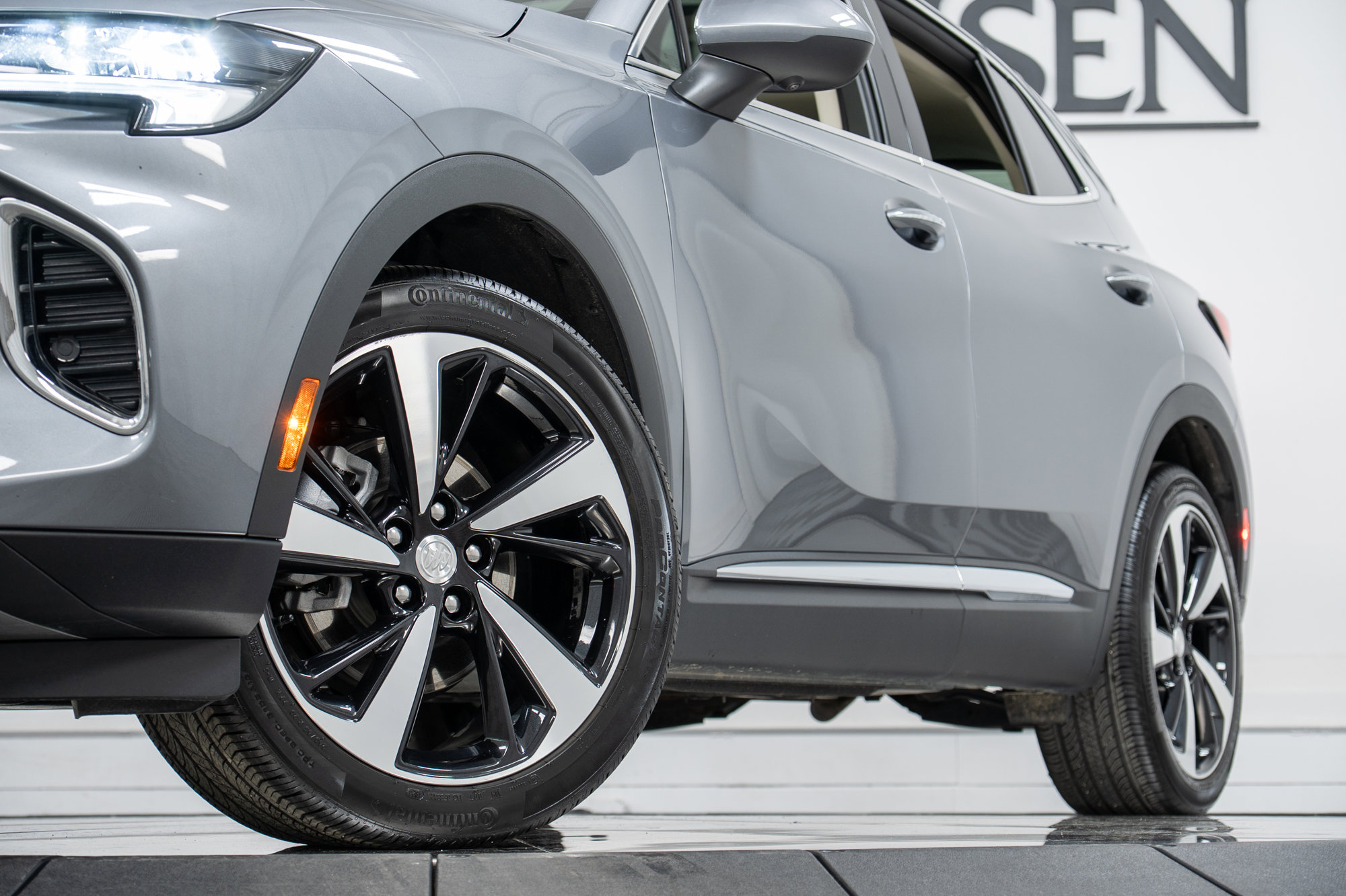 Used 2021 Buick Envision Essence w/ Technology Package I image 28