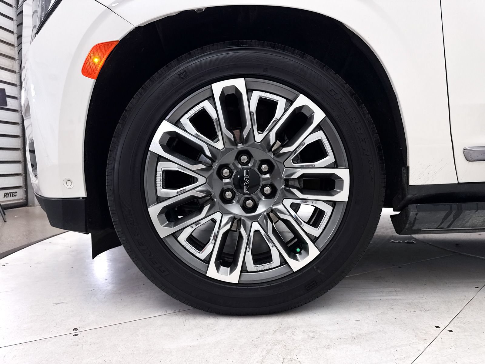 Used 2024 GMC Yukon Denali Ultimate AWD/4WD image 18