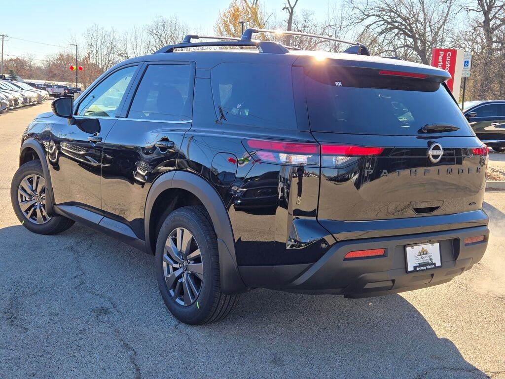 New 2025 Nissan Pathfinder SV w/ Black Appearance Package image 18