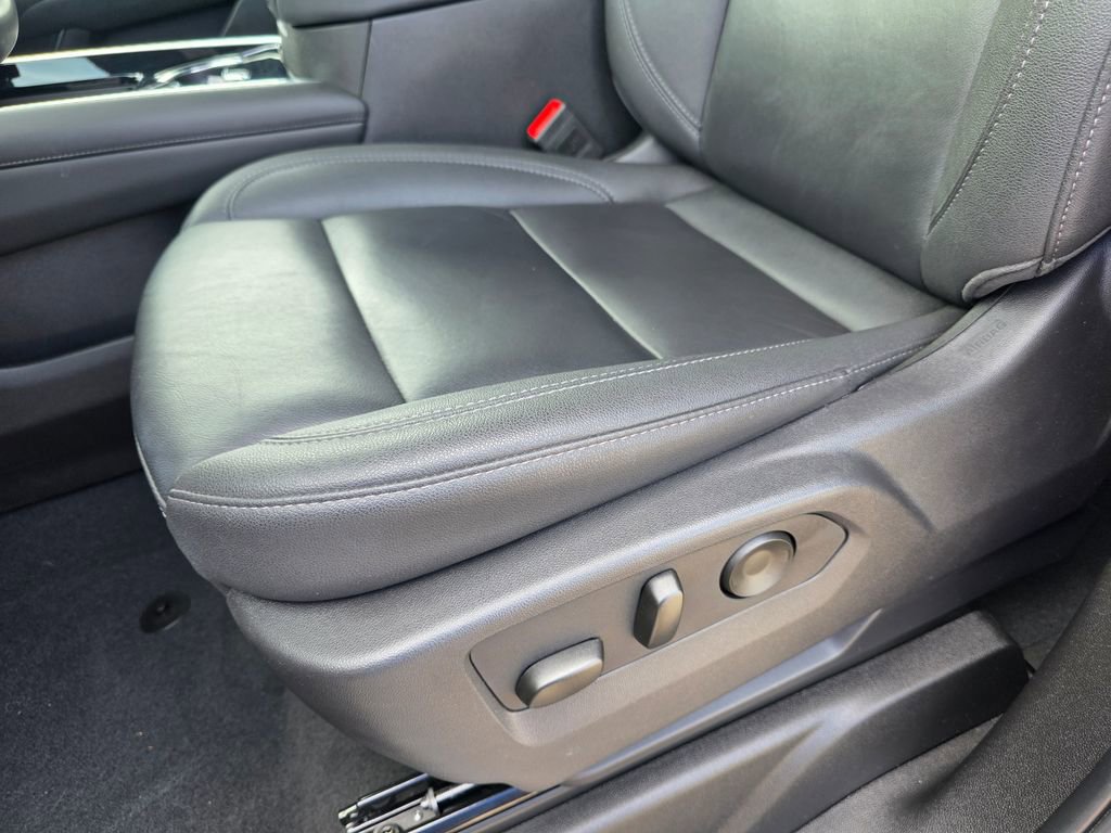 Used 2025 Chevrolet Suburban Z71 AWD/4WD image 12