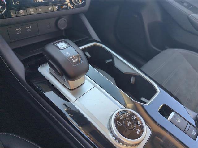 Used 2025 Mitsubishi Outlander SE image 11