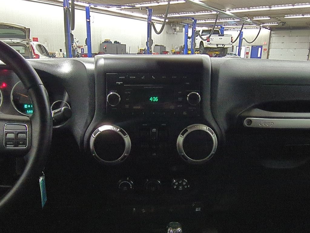 Used 2017 Jeep Wrangler Unlimited Sahara w/ Connectivity Group image 15