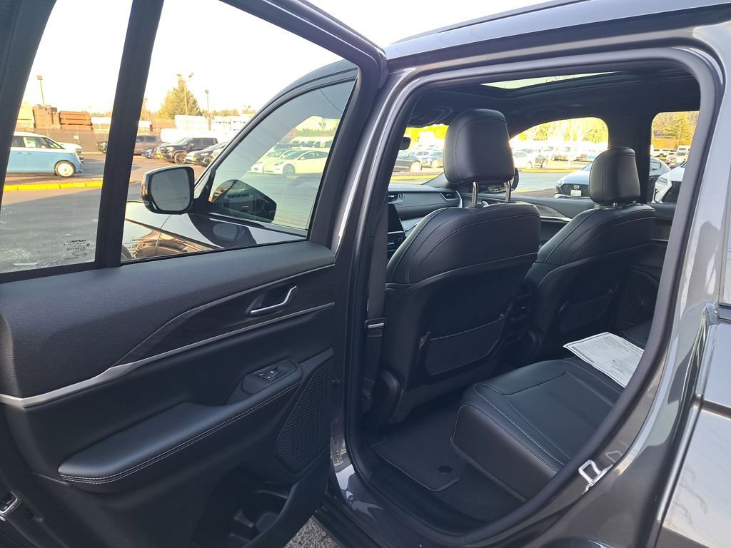 New 2025 Jeep Grand Cherokee Limited w/ MOPAR Finishing Package AWD/4WD image 13