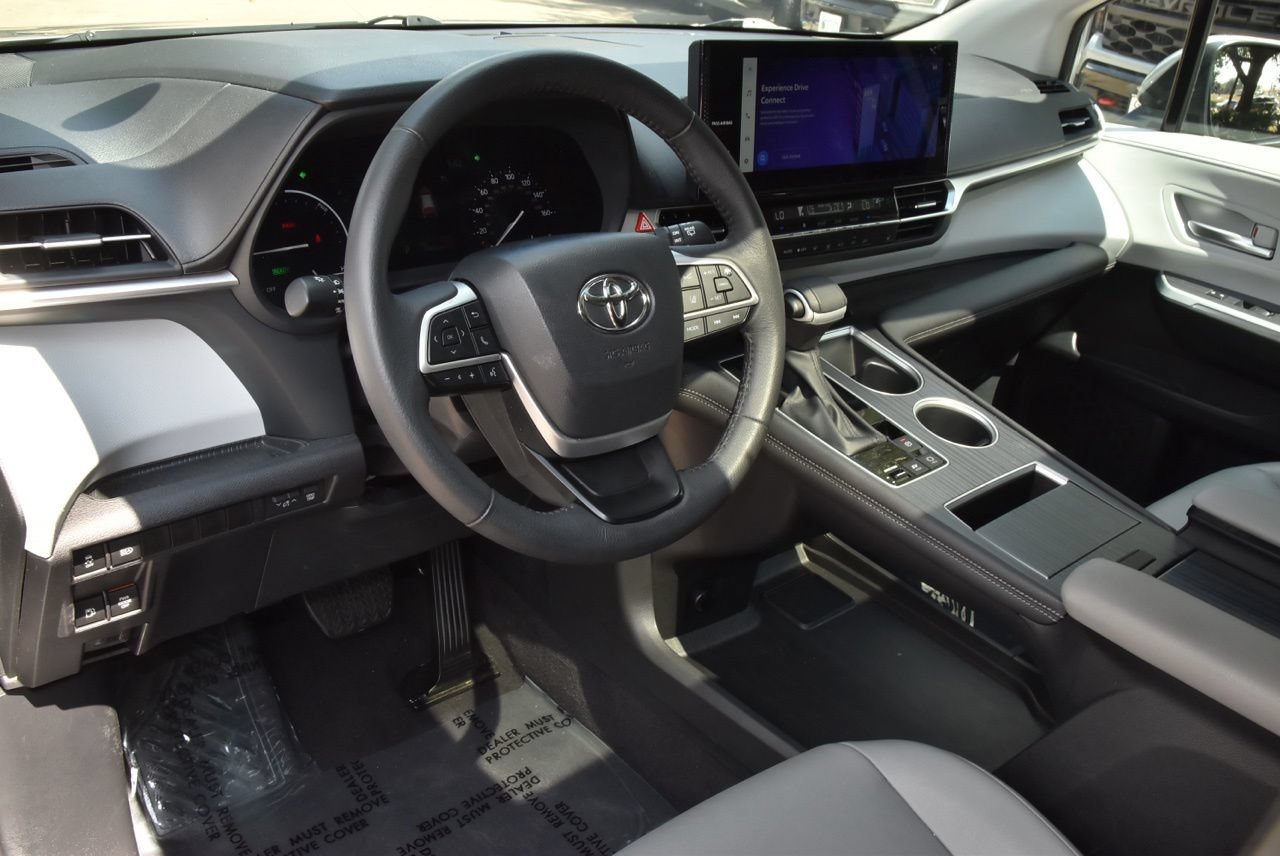 Used 2025 Toyota Sienna XLE FWD image 36