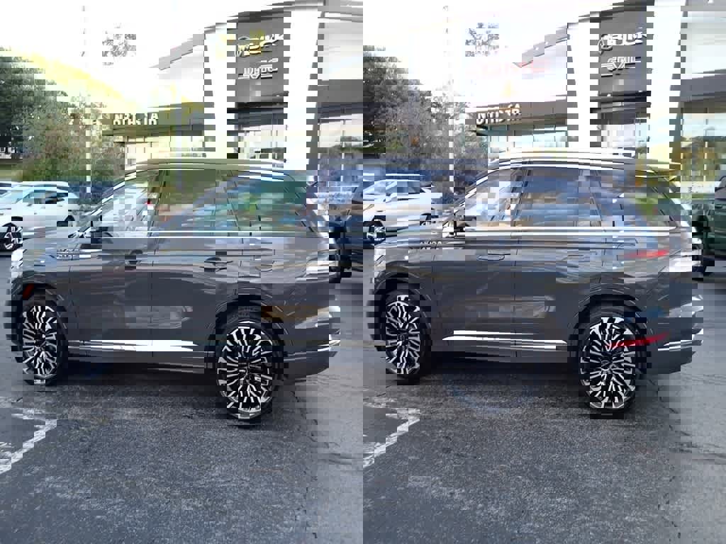 Used 2023 Lincoln Aviator Black Label w/ Dynamic Handling Package image 2