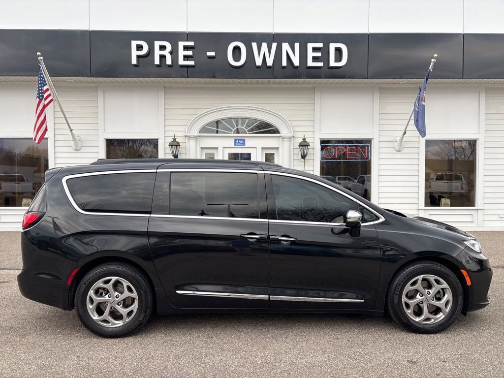 Used 2023 Chrysler Pacifica Limited image 4