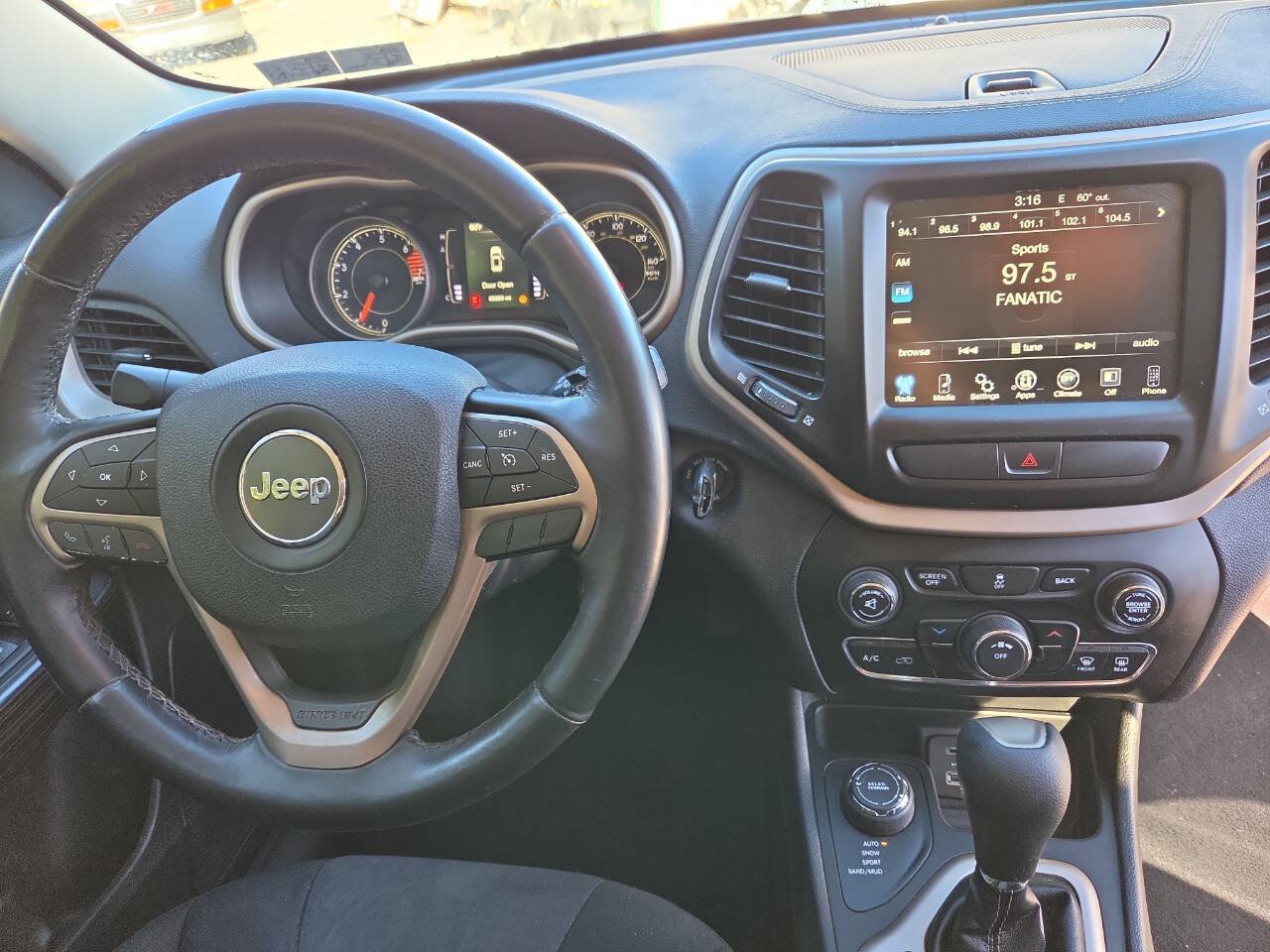 Used 2017 Jeep Cherokee Latitude w/ Comfort & Sound Group AWD/4WD image 23