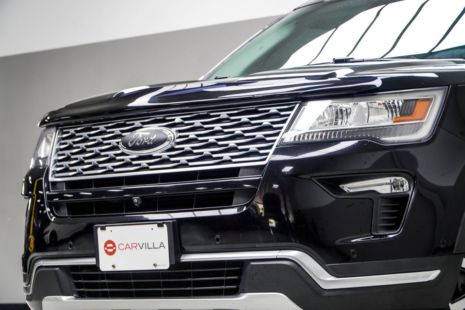 Used 2018 Ford Explorer Platinum AWD/4WD image 2
