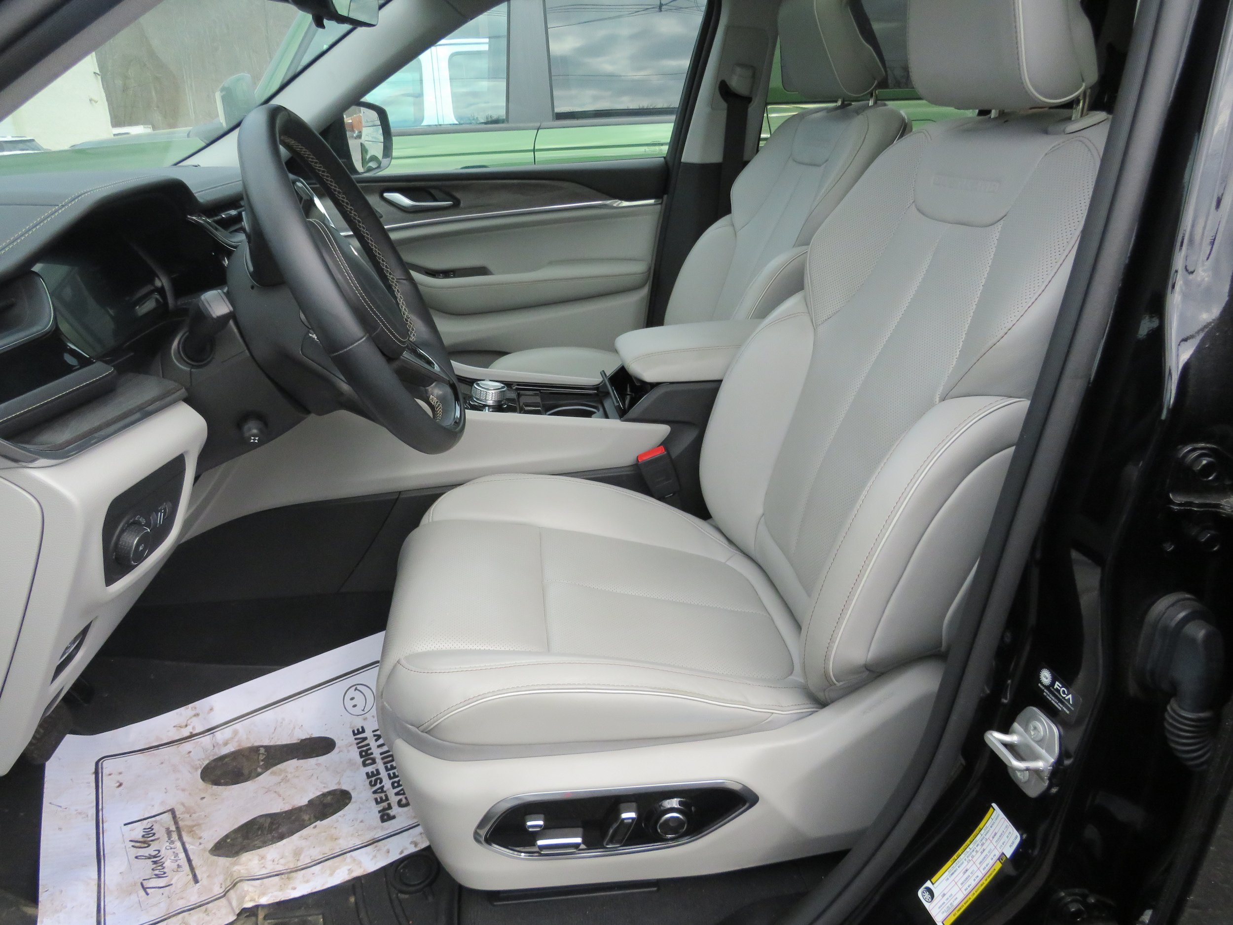 Used 2023 Jeep Grand Cherokee Overland w/ Adv Protech Group III AWD/4WD image 12