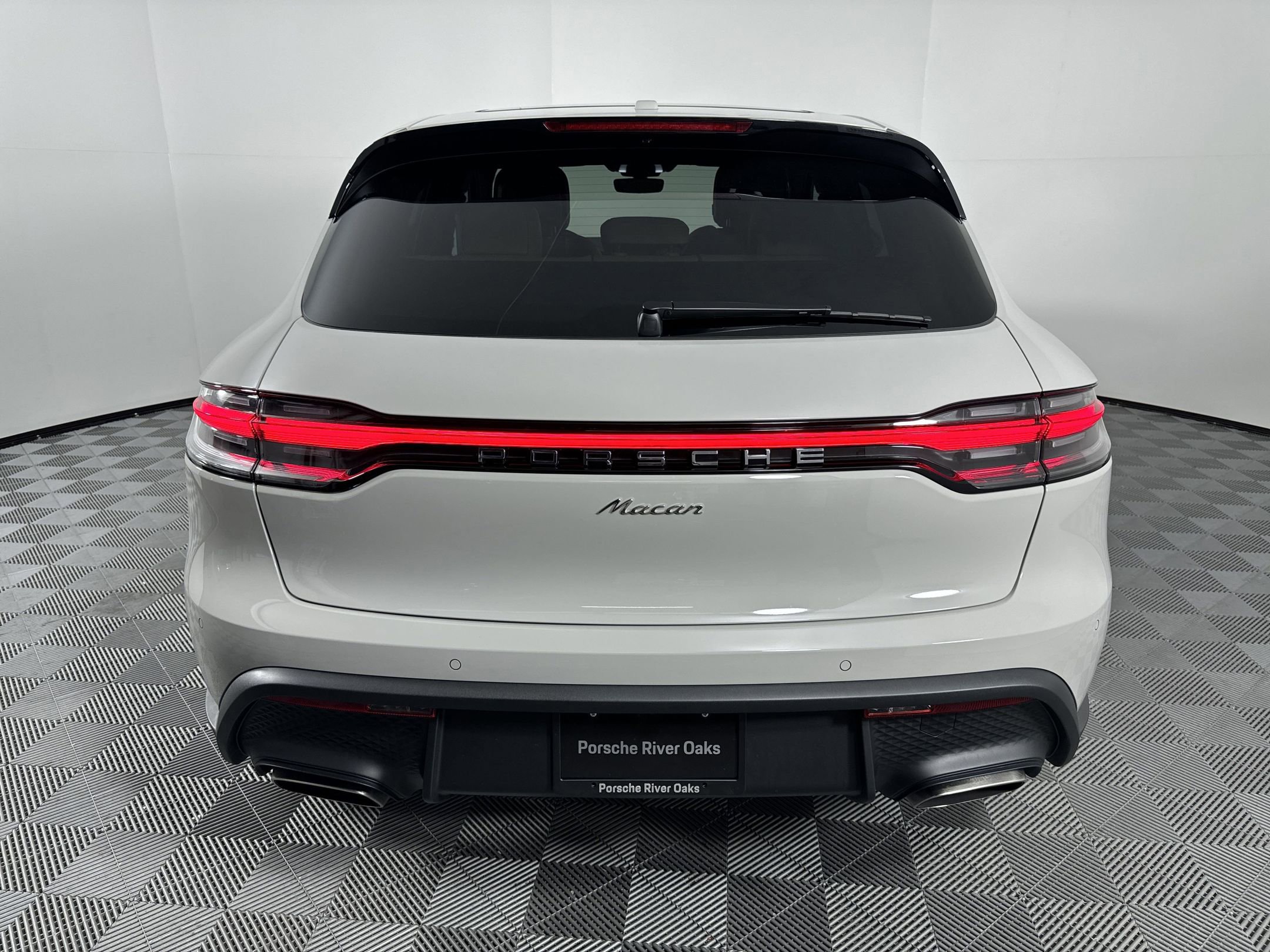 Certified 2025 Porsche Macan image 6
