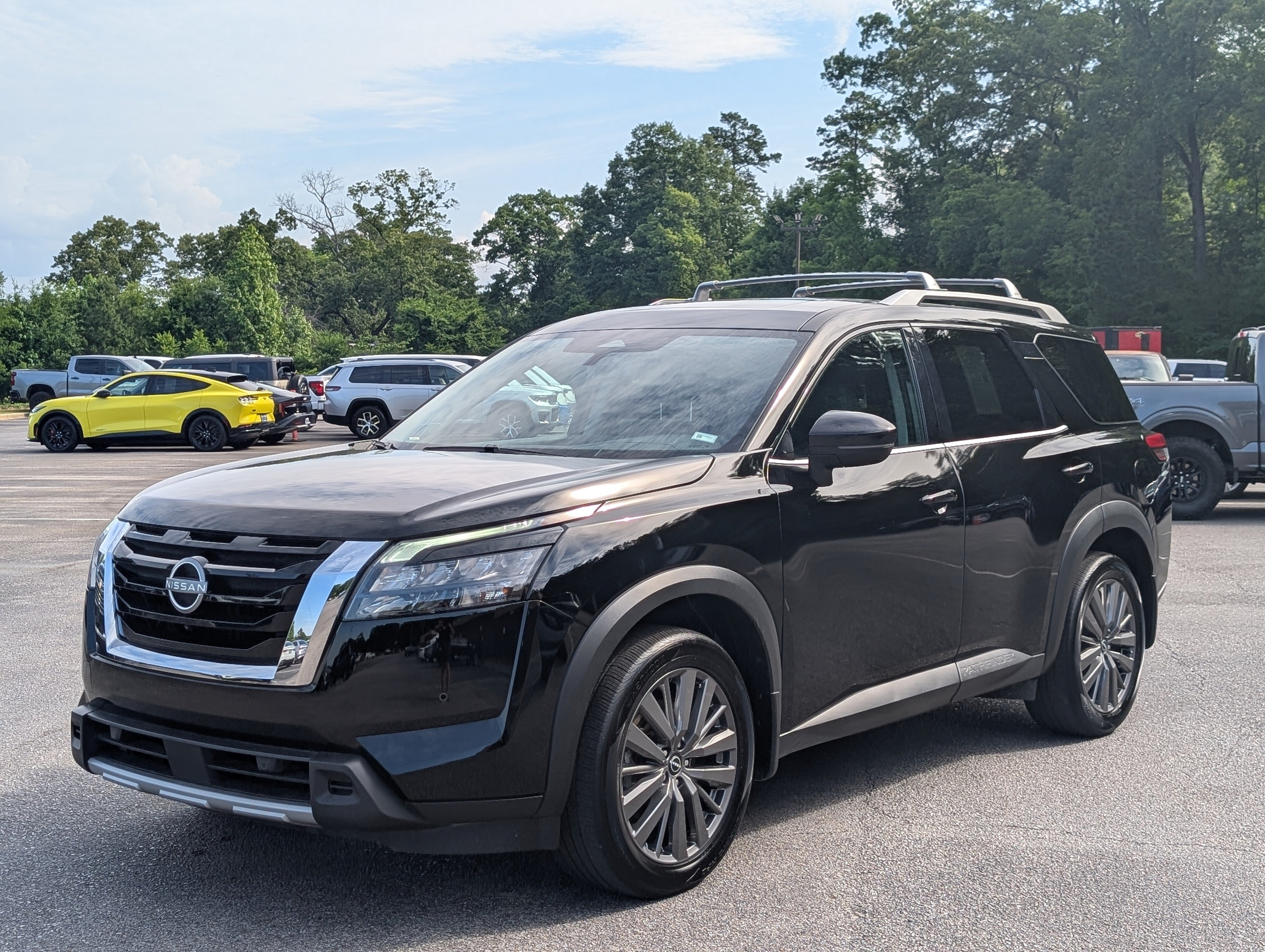 Used 2025 Nissan Pathfinder SL w/ SL Premium Package FWD image 5
