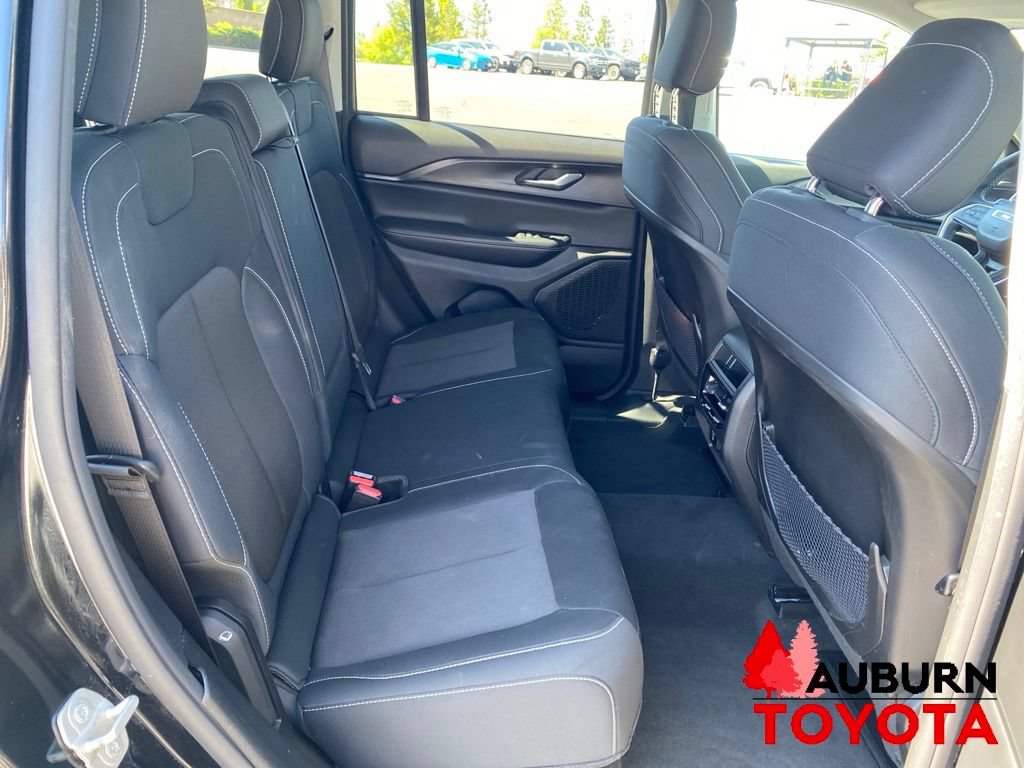 Used 2023 Jeep Grand Cherokee Laredo w/ Luxury Tech Group I AWD/4WD image 19