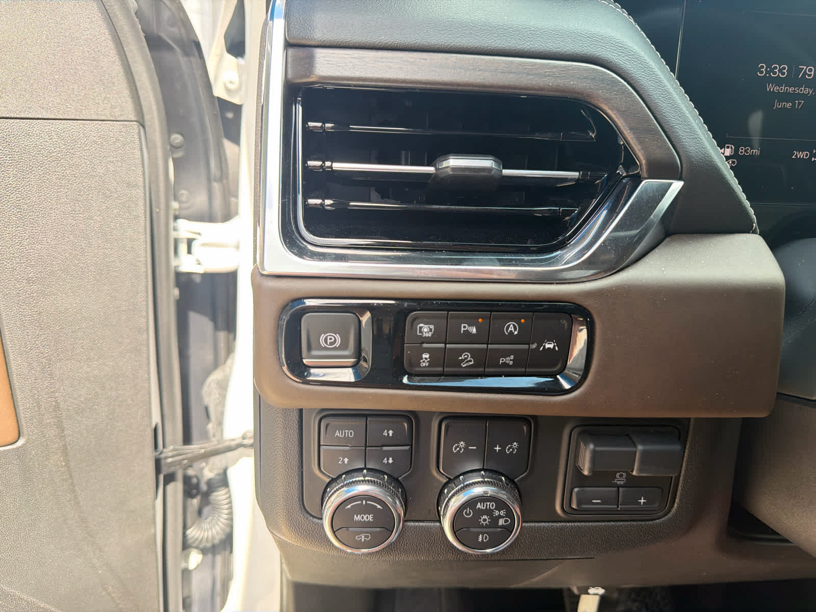 Used 2025 GMC Yukon XL Denali Ultimate AWD/4WD image 23