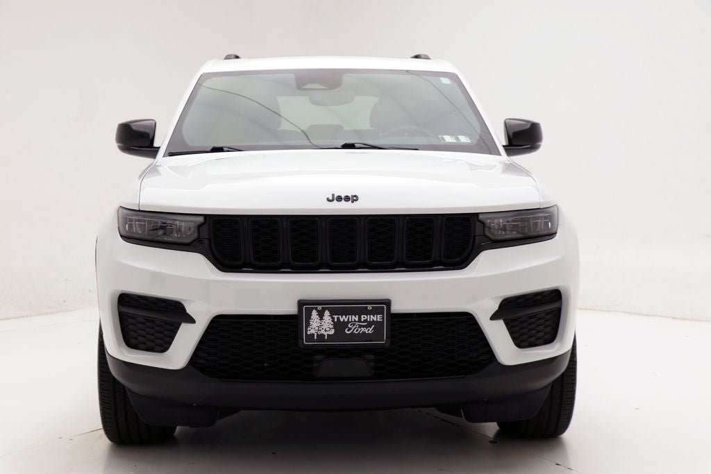 Used 2023 Jeep Grand Cherokee Altitude AWD/4WD image 4