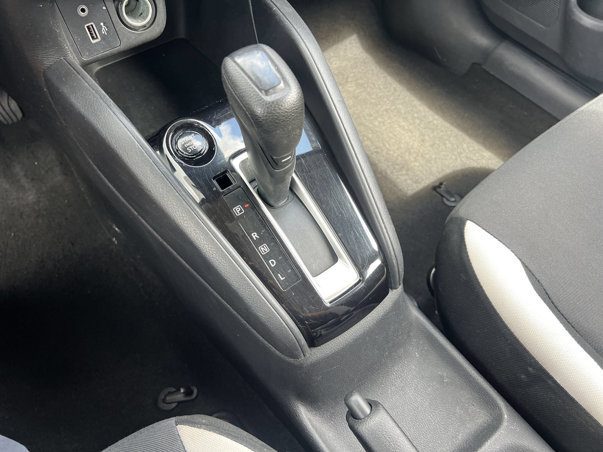 Used 2022 Nissan Versa SV FWD image 8