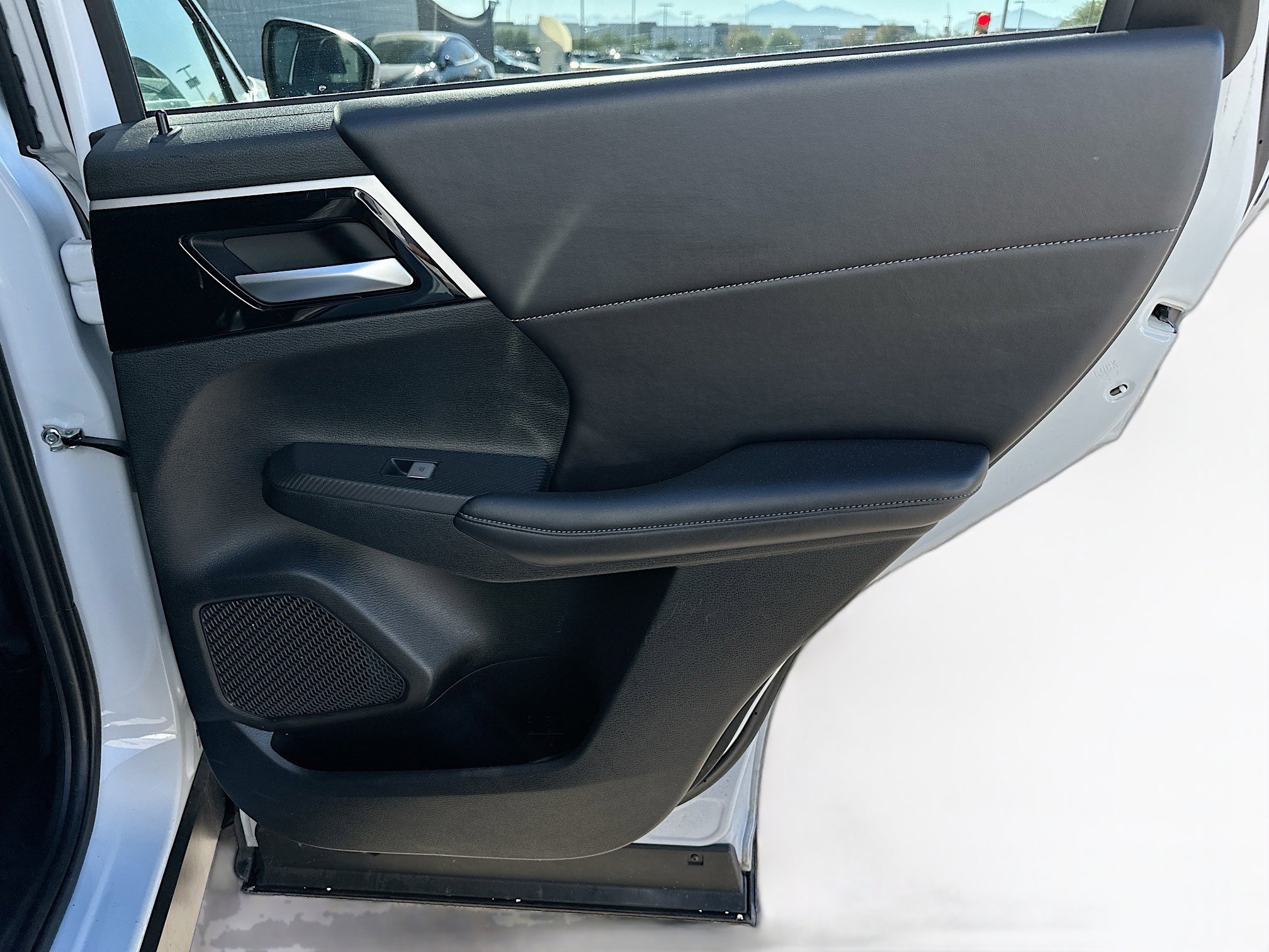 Used 2024 Mitsubishi Outlander SE image 29