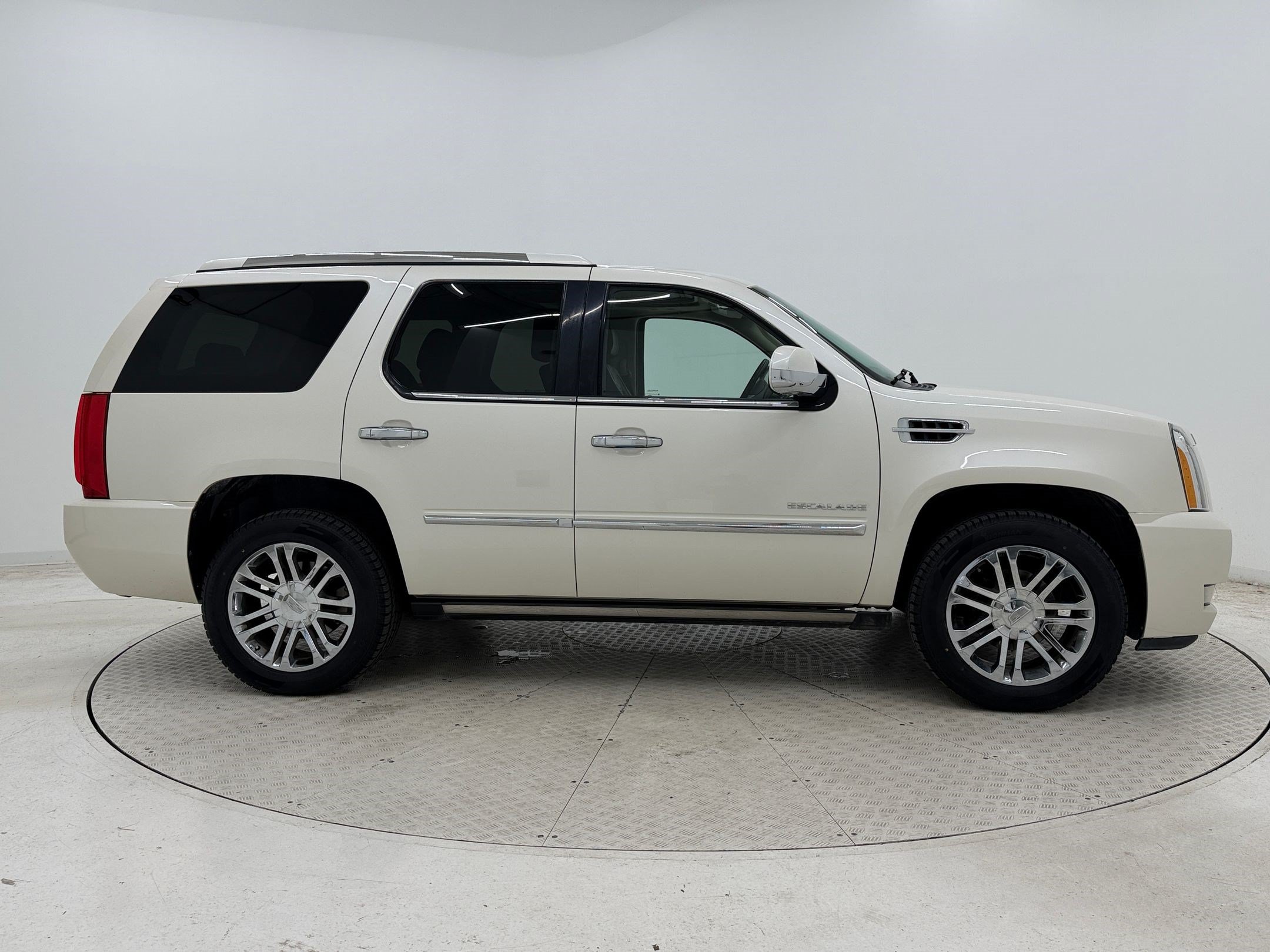 Used 2014 Cadillac Escalade Platinum AWD/4WD image 8