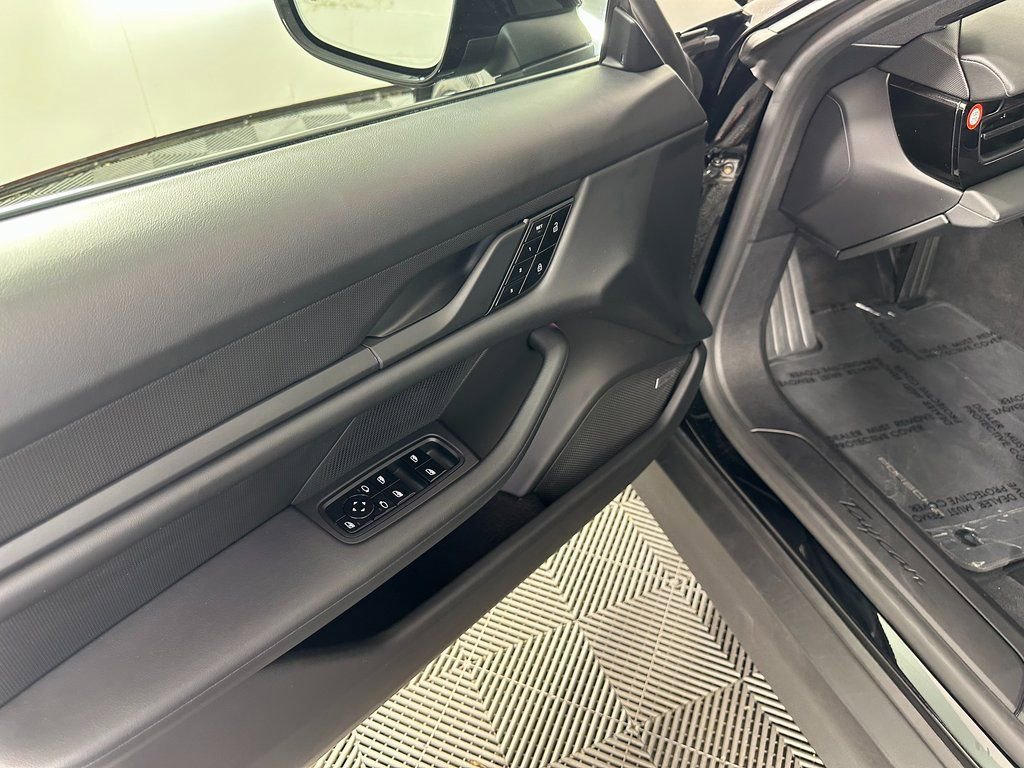 Used 2021 Porsche Taycan image 22