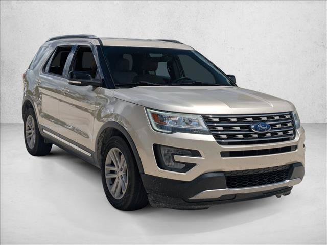 Used 2017 Ford Explorer XLT w/ Equipment Group 201A FWD image 3