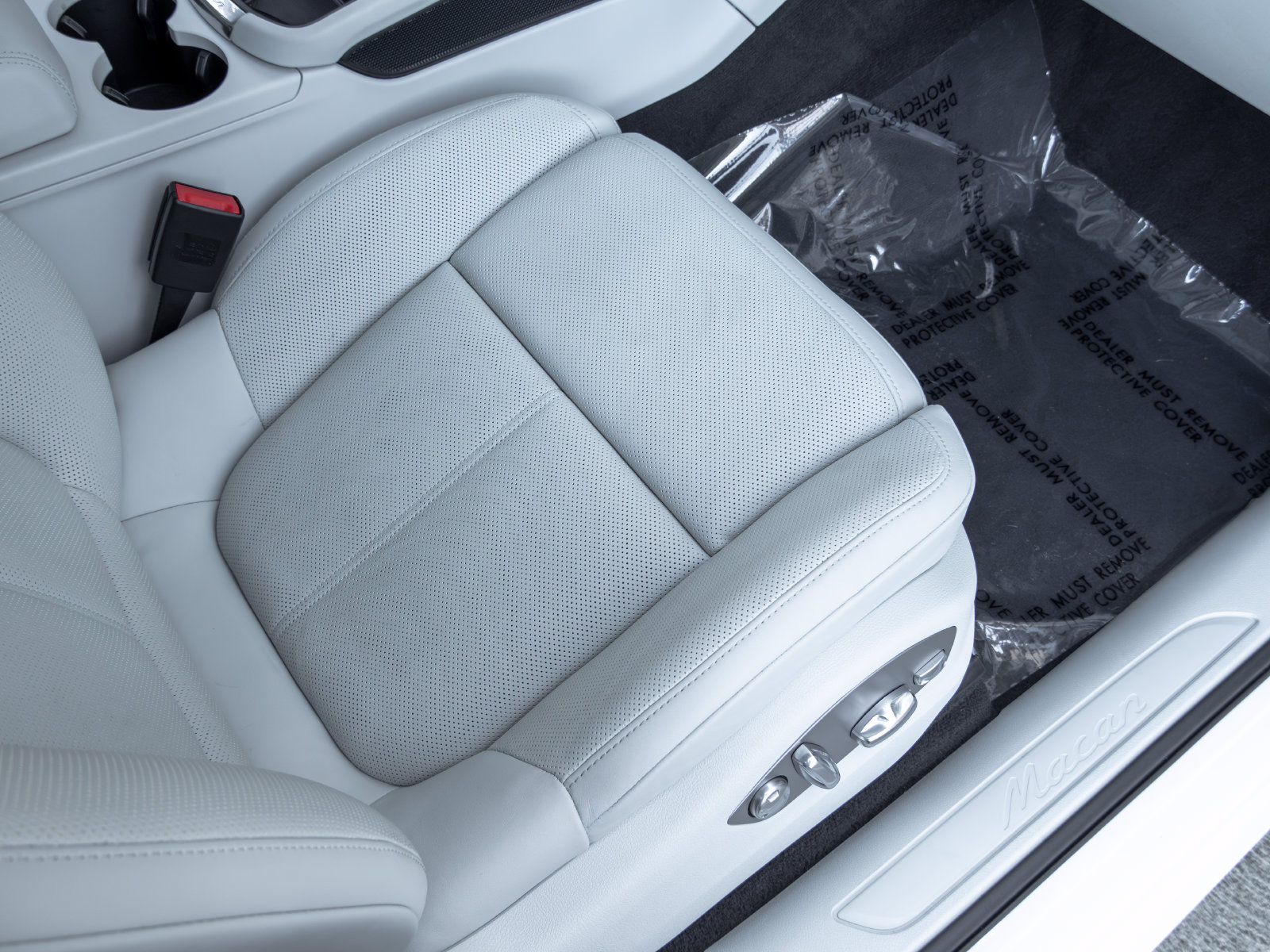 Certified 2025 Porsche Macan AWD/4WD image 52
