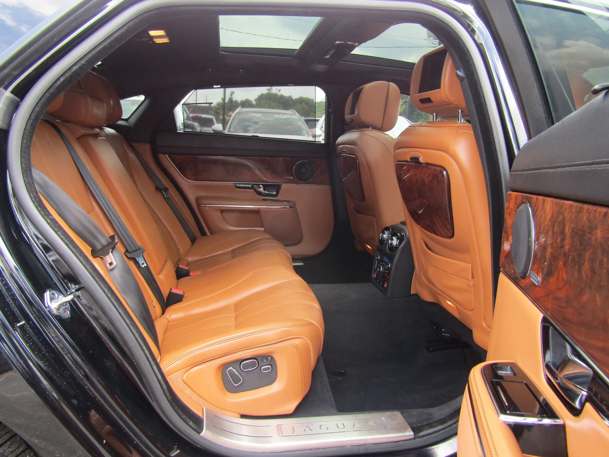 Used 2013 Jaguar XJ L Supersport RWD image 17