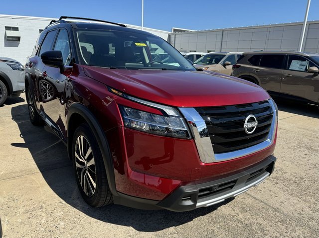 New 2024 Nissan Pathfinder Platinum w/ Cargo Package