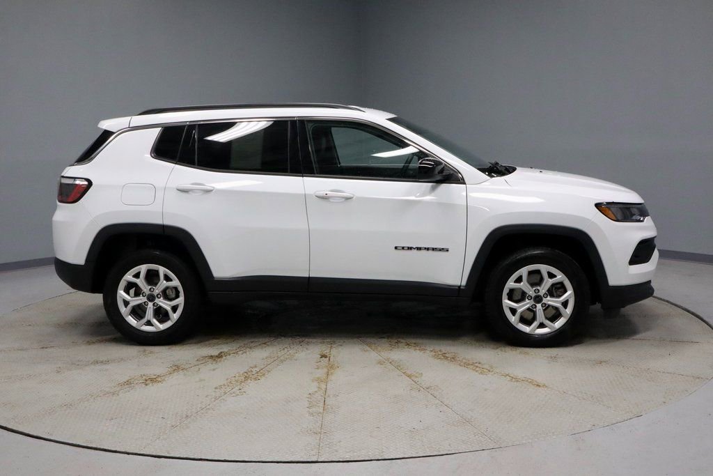 Used 2025 Jeep Compass Latitude image 11
