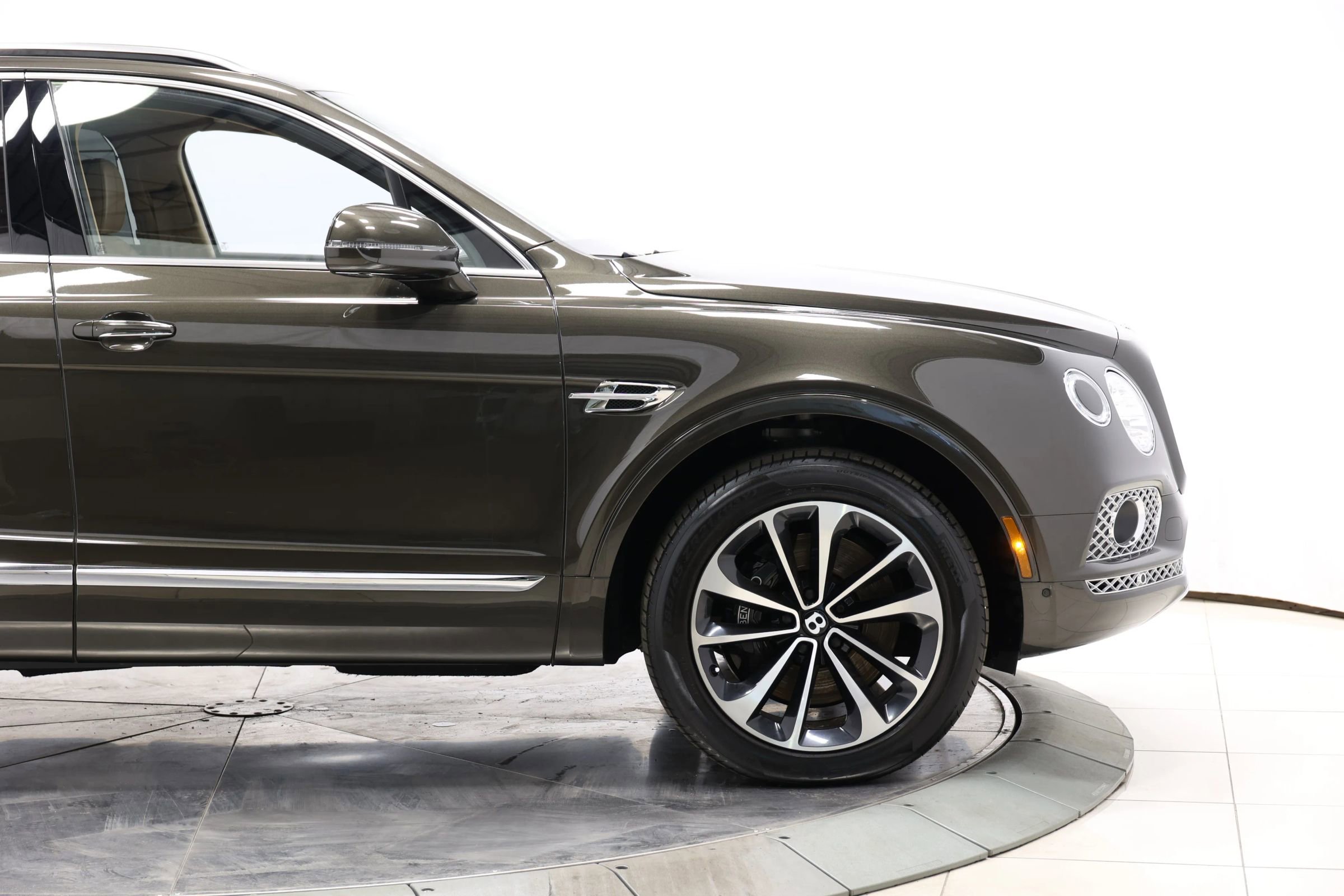 Used 2018 Bentley Bentayga AWD/4WD image 82