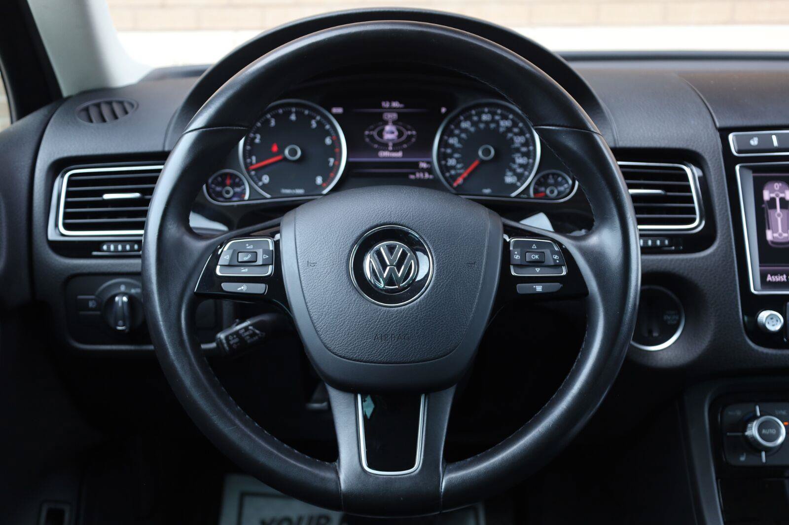 Used 2017 Volkswagen Touareg Sport AWD/4WD image 28
