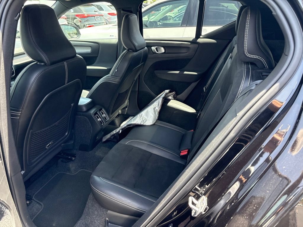 Used 2021 Volvo XC40 T4 R-Design w/ Advanced Package FWD image 8