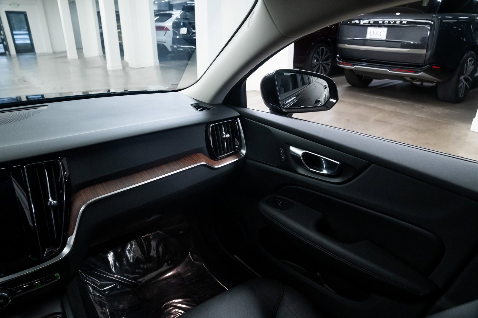 Used 2025 Volvo V60 B5 Cross Country Plus image 11