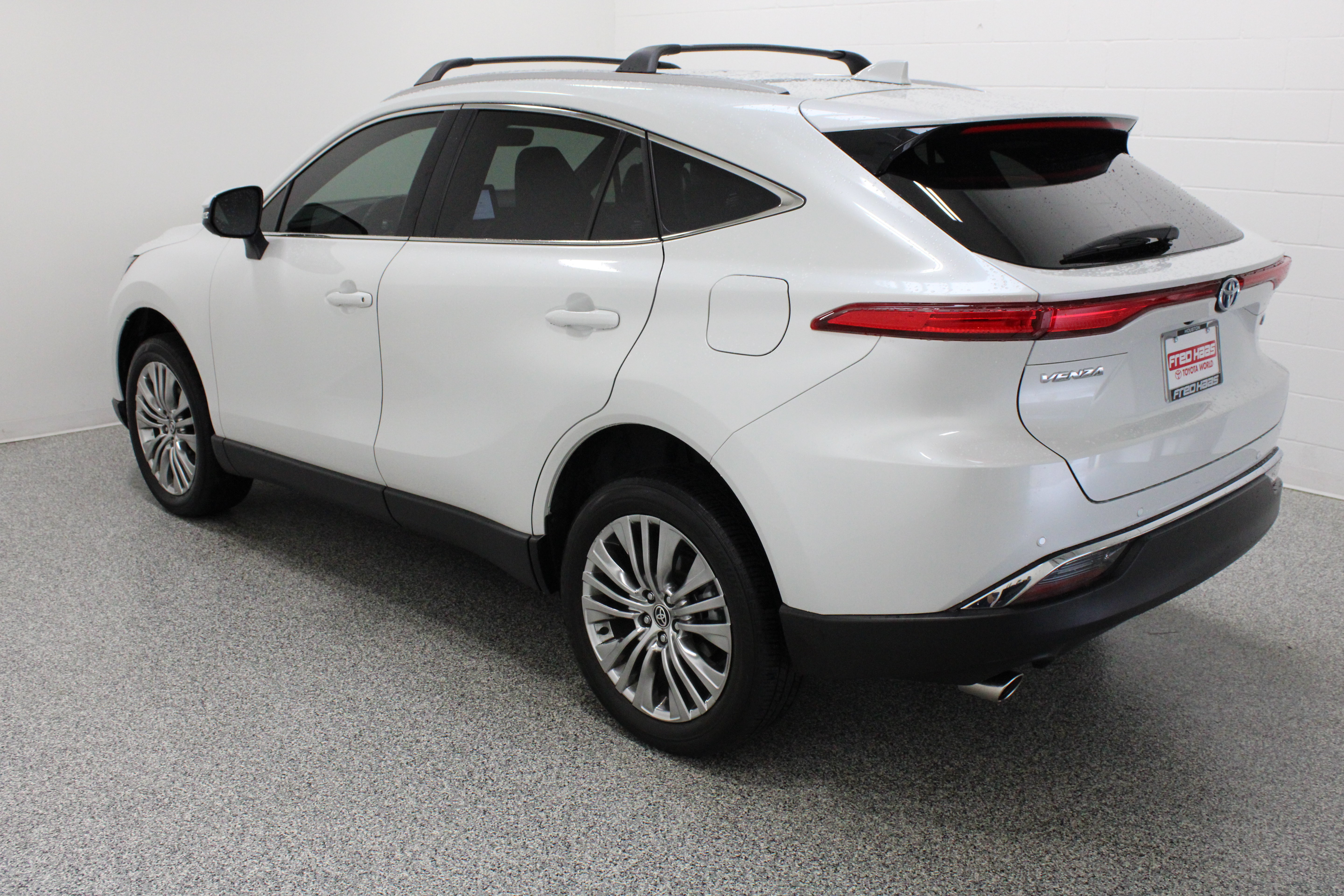 Certified 2024 Toyota Venza XLE AWD/4WD image 9