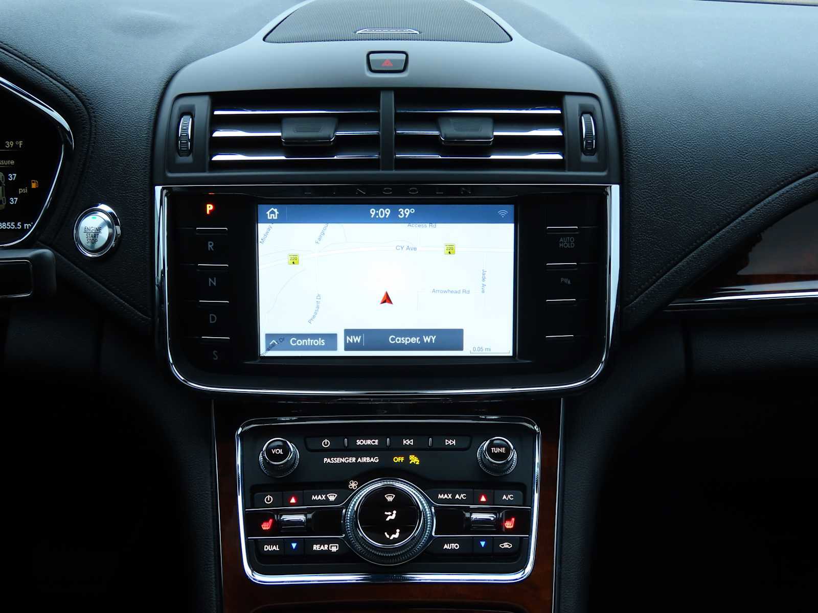 Used 2019 Lincoln Continental Select image 28