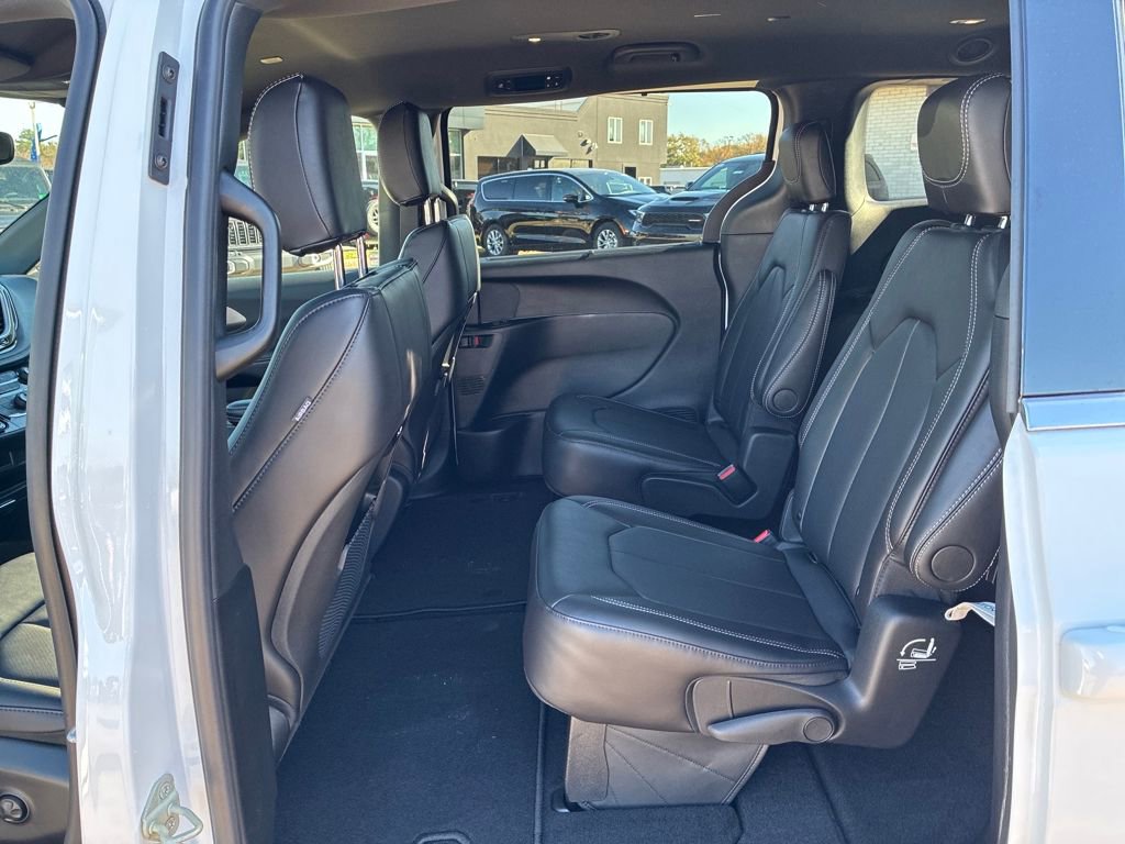 New 2026 Chrysler Pacifica Select image 23
