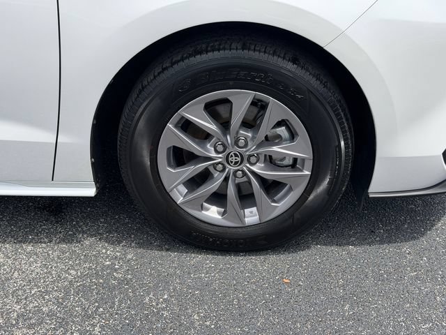 Certified 2026 Toyota Sienna XLE FWD image 9