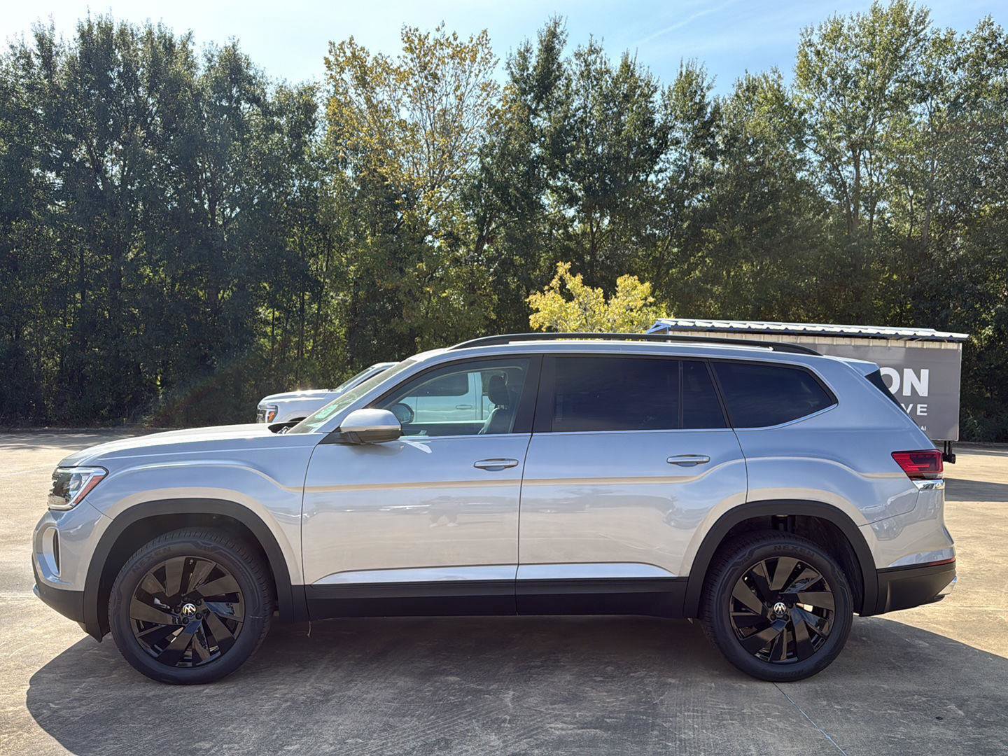 New 2026 Volkswagen Atlas SE image 2