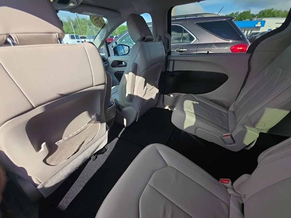 Used 2017 Chrysler Pacifica Touring-L FWD image 17