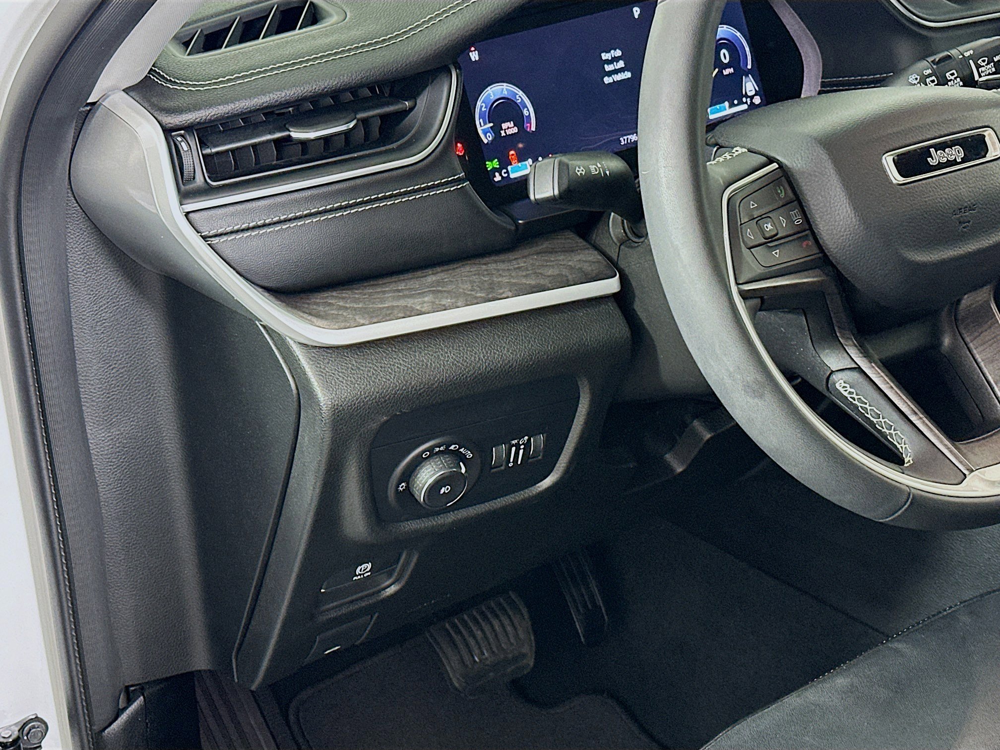 Used 2023 Jeep Grand Cherokee Limited image 17